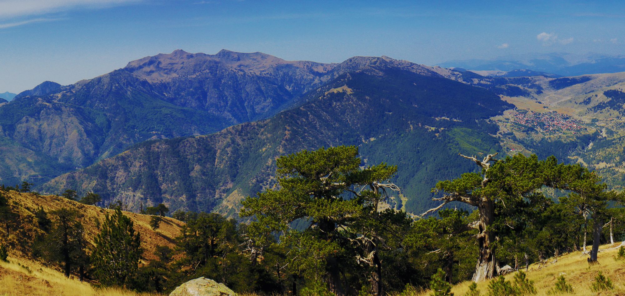 Mt Smolikas: General view of the massif and the valley of Samarina (to the right)