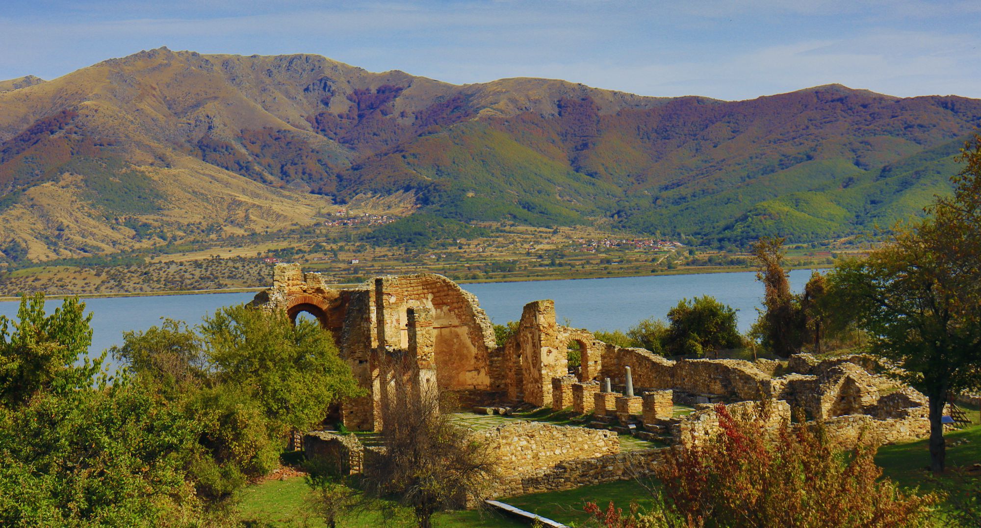 Prespa trails, Agios Achilios loop: The ruined basilica of Agios Achilios