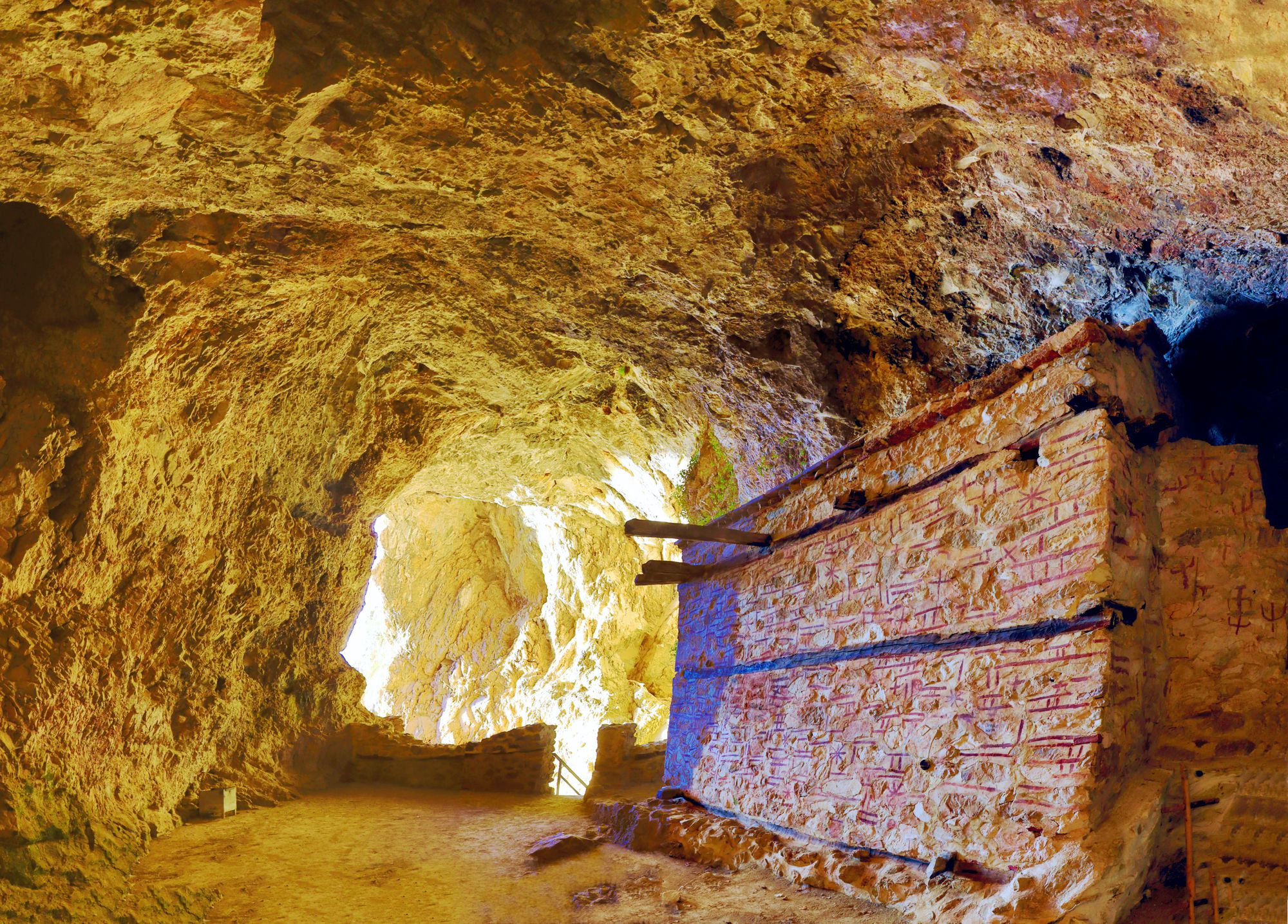 Prespa trails, Psarades-Panagia Eleousa hermitage: Inside the cave of the hermitage