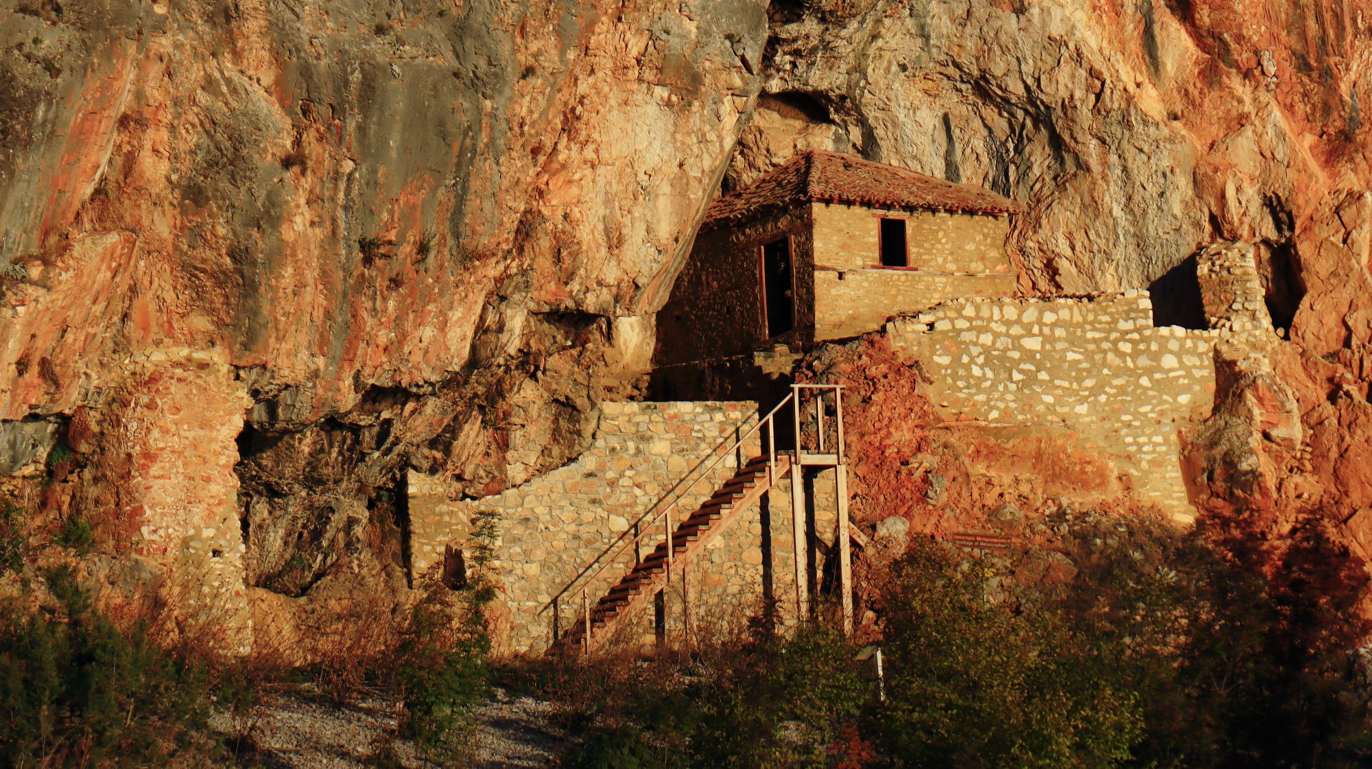 Prespa trails, Psarades-Metamorfosi hermitage: The Metamorfosi Sotiros hermitage