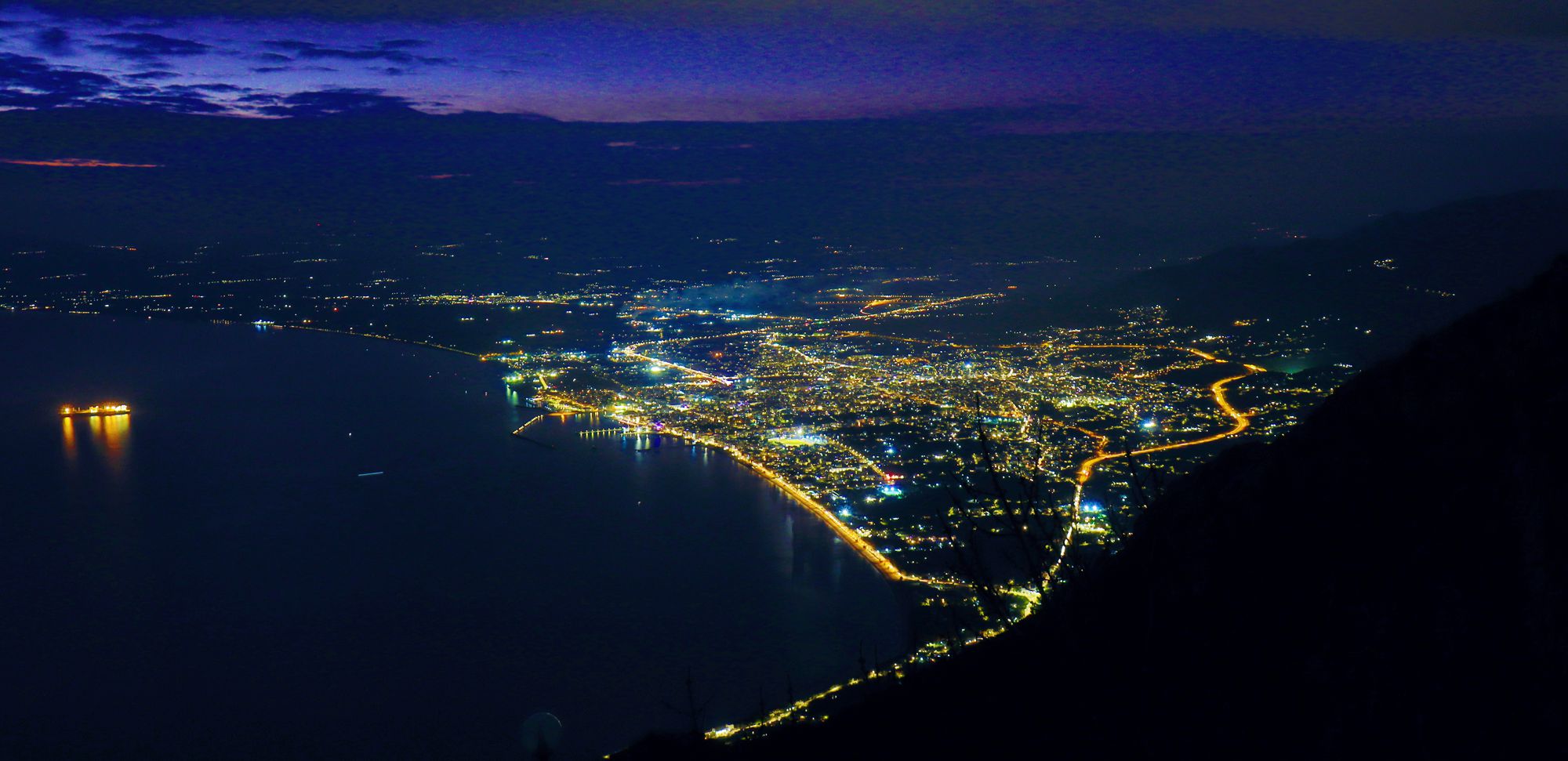 Μάνη-Αβία: Η Καλαμάτα απλώνεται σαν ριπίδιο στο μυχό του Μεσσηνιακού κόλπου