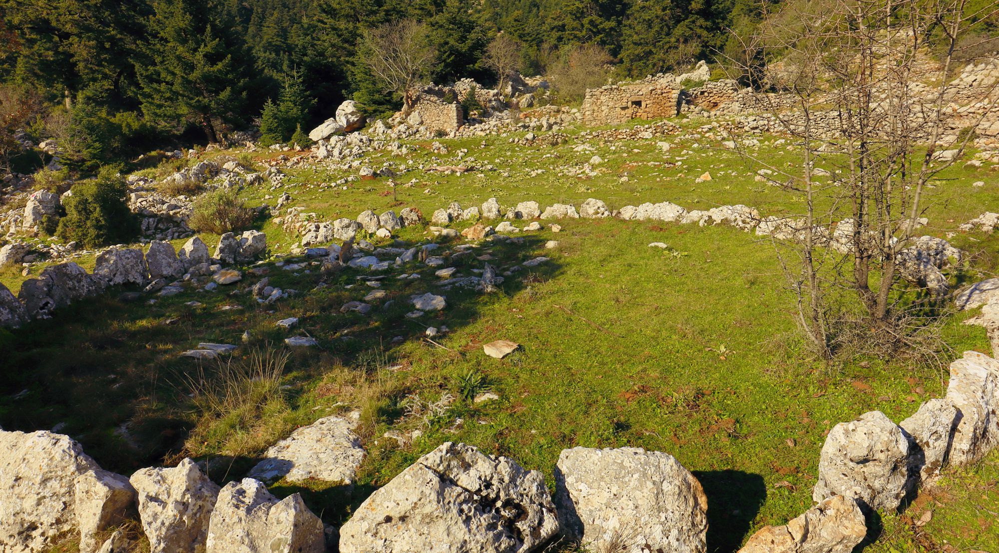 Μάνη-Αβία: Συνοίκηση με πέτρινα καλύβια και αλώνια στην καρδιά του Καλαθίου