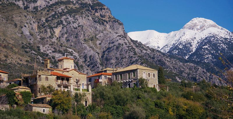 Μάνη-Καρδαμύλη, Διαδρομή Εξωχώρι-Ντουμπίτσια: Το Εξωχώρι ορθώνεται κάτω από τη σκιά του Ταϋγέτου