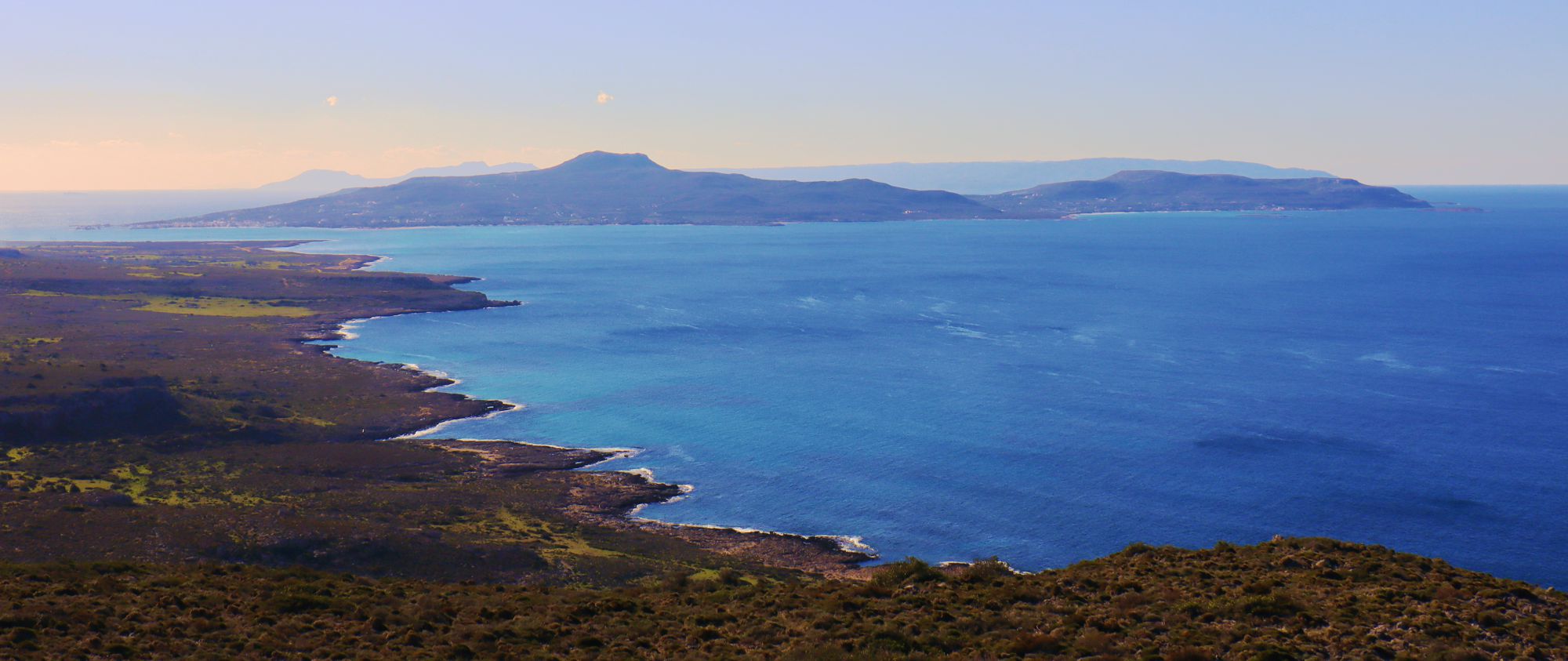Μονεμβάσια-Βάτικα topoguide: Η ακτογραμμή στα Βάτικα. Πίσω η Ελαφόνησος και στο βάθος τα Κύθηρα