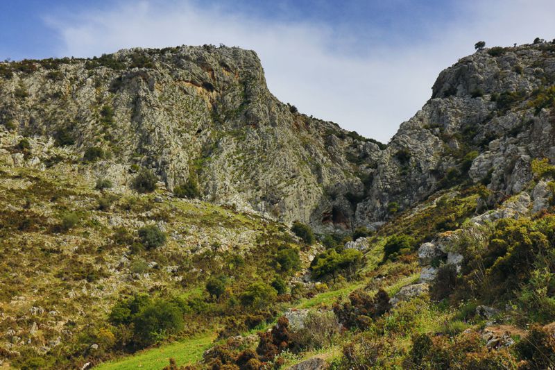 Mycenae topoguide: The border of Nyfitsa Mountains to the north is set by a series steep walls