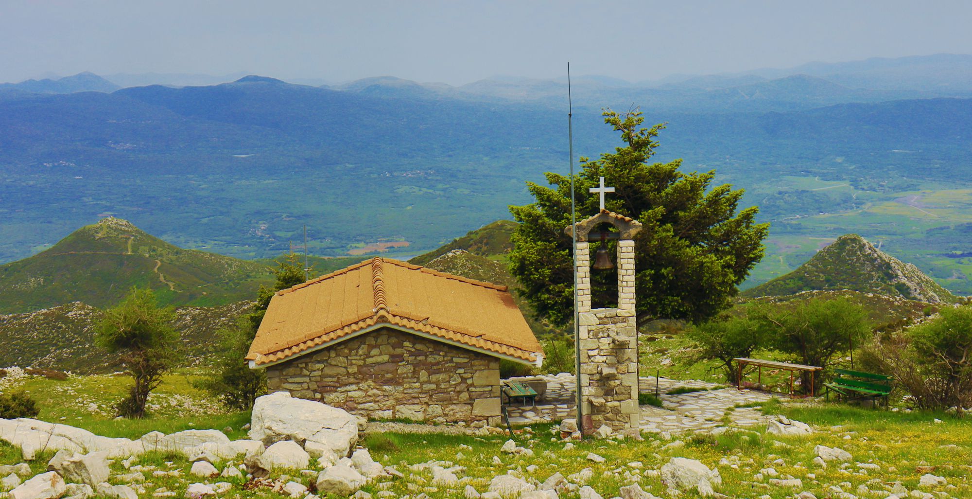 Λύκαιον όρος: Το ξωκλήσι του Προφήτη Ηλία στην Ιερή Κορυφή του Λύκαιου επικοινωνεί οπτικά με την Ψηλή Παναγιά του Κουρουνιού και τον Ψηλό Αγιώργη του κάστρου των Σκορτών