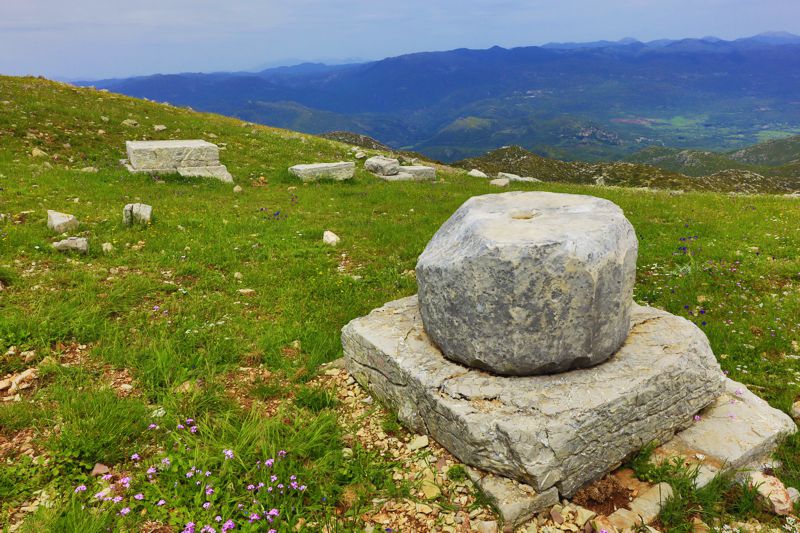 Λύκαιο όρος: Λείψανα του τεμένους του Δία στην Ιερή Κορυφή