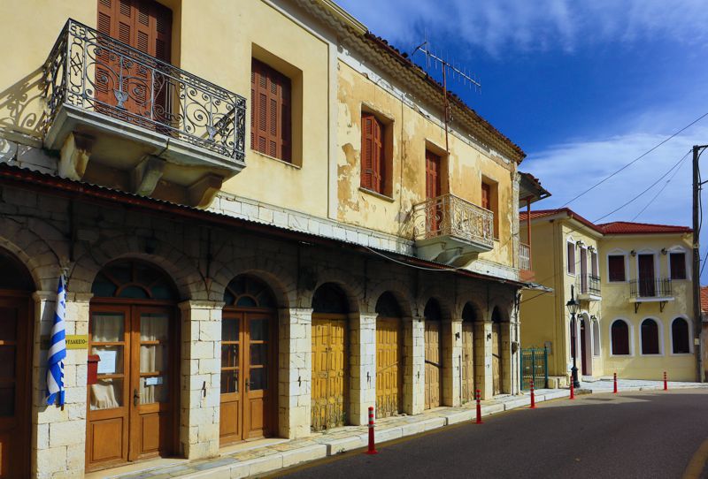 Ανδρίτσαινα: Εναλλαγή κτηρίων αμιγούς και μικτής χρήσης εμπορίου και κατοικίας, πάνω στον κεντρικό δρόμο