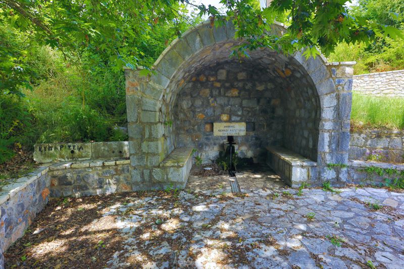 Κυπαρίσσια: Η παλιά καμαροσκέπαστη κρήνη των Μαυριών