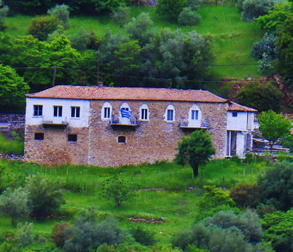 Στρογγυλό (Κάτω Κοτύλιο): Μεγάλο μακρόστενο σπίτι στο Στρογγυλο