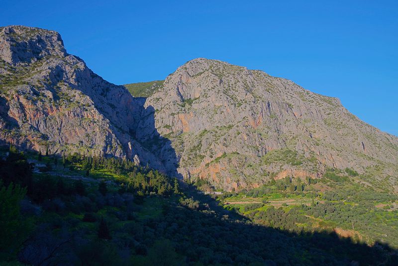 Εθνικός Δρυμός Παρνασσού: Οι Φαιδριάδες Πέτρες, το δίδυμο των ορθοπαγιών που μαζί με την ενδιάμεση χαράδρα και τις πηγές της Κασταλίας φιλοξένησαν το μαντείο των Δελφών