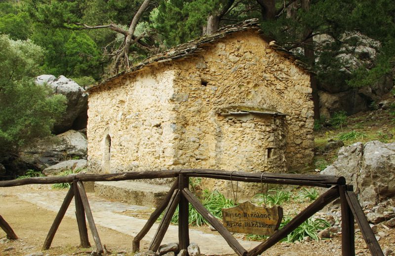 Εθνικός Δρυμός Σαμαριάς: Ο ναός του Αγίου Νικολάου, πρώτο κτίσμα μετά την κατάβαση από το Ξυλόσκαλο