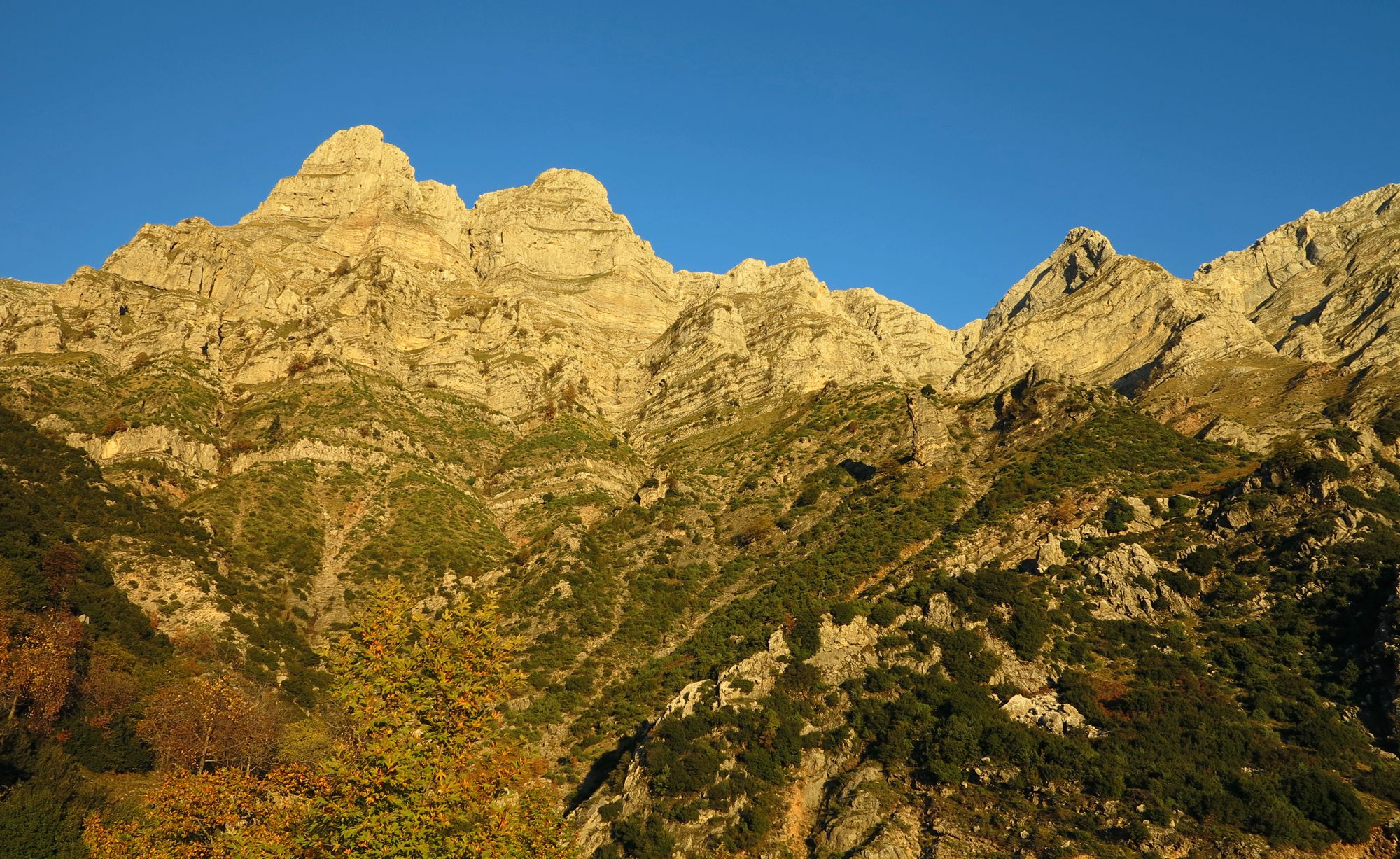 Εθνικό Πάρκο Τζουμέρκων, Περιστερίου, Χαράδρας Αράχθου & Κοιλάδας Αχελώου: Το σύμπλεγμα των κορυφών πάνω από τον Καταρράκτη