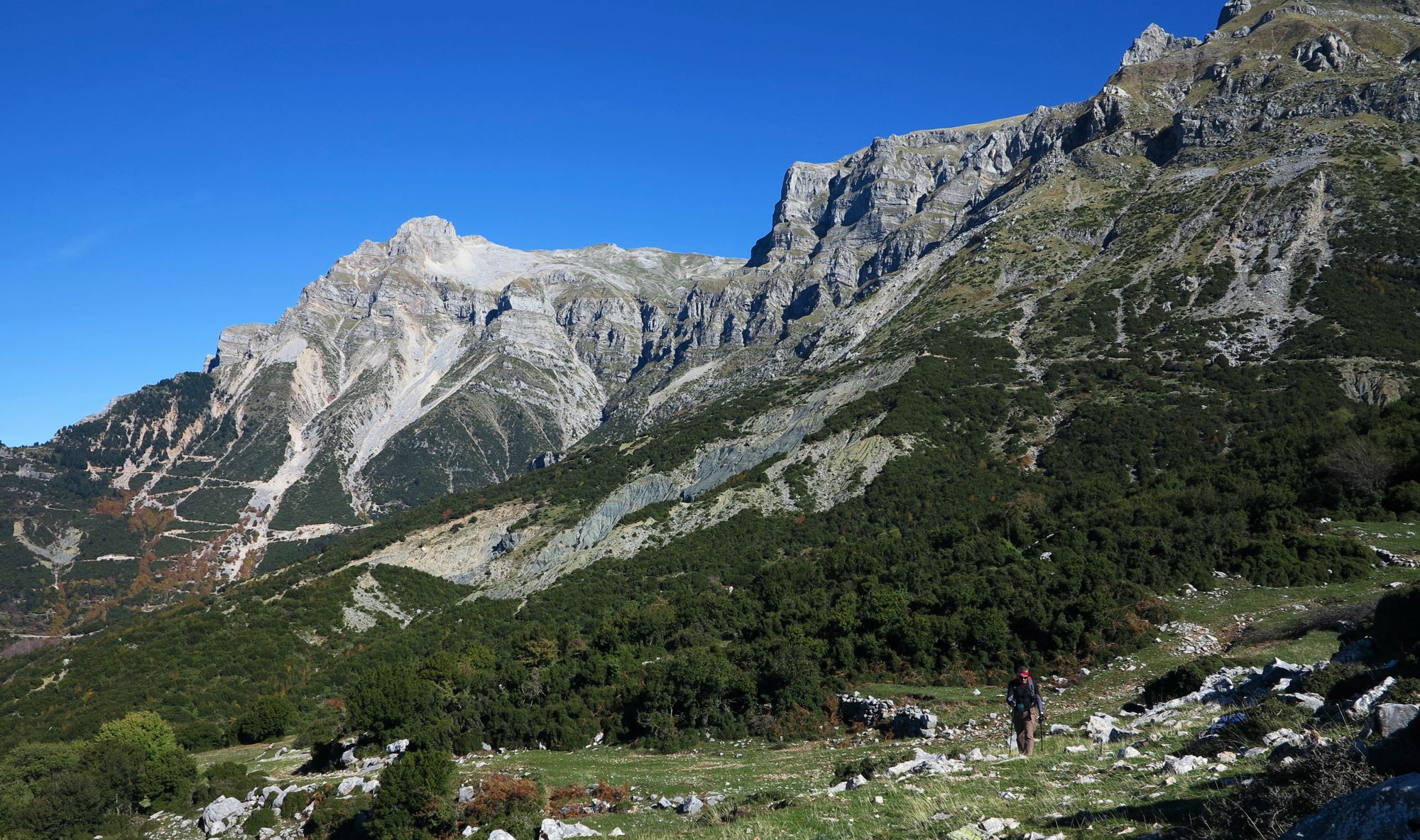 Εθνικό Πάρκο Τζουμέρκων, Περιστερίου, Χαράδρας Αράχθου & Κοιλάδας Αχελώου: Η δυτική όψη της κορυφογραμμής των Τζουμέρκων